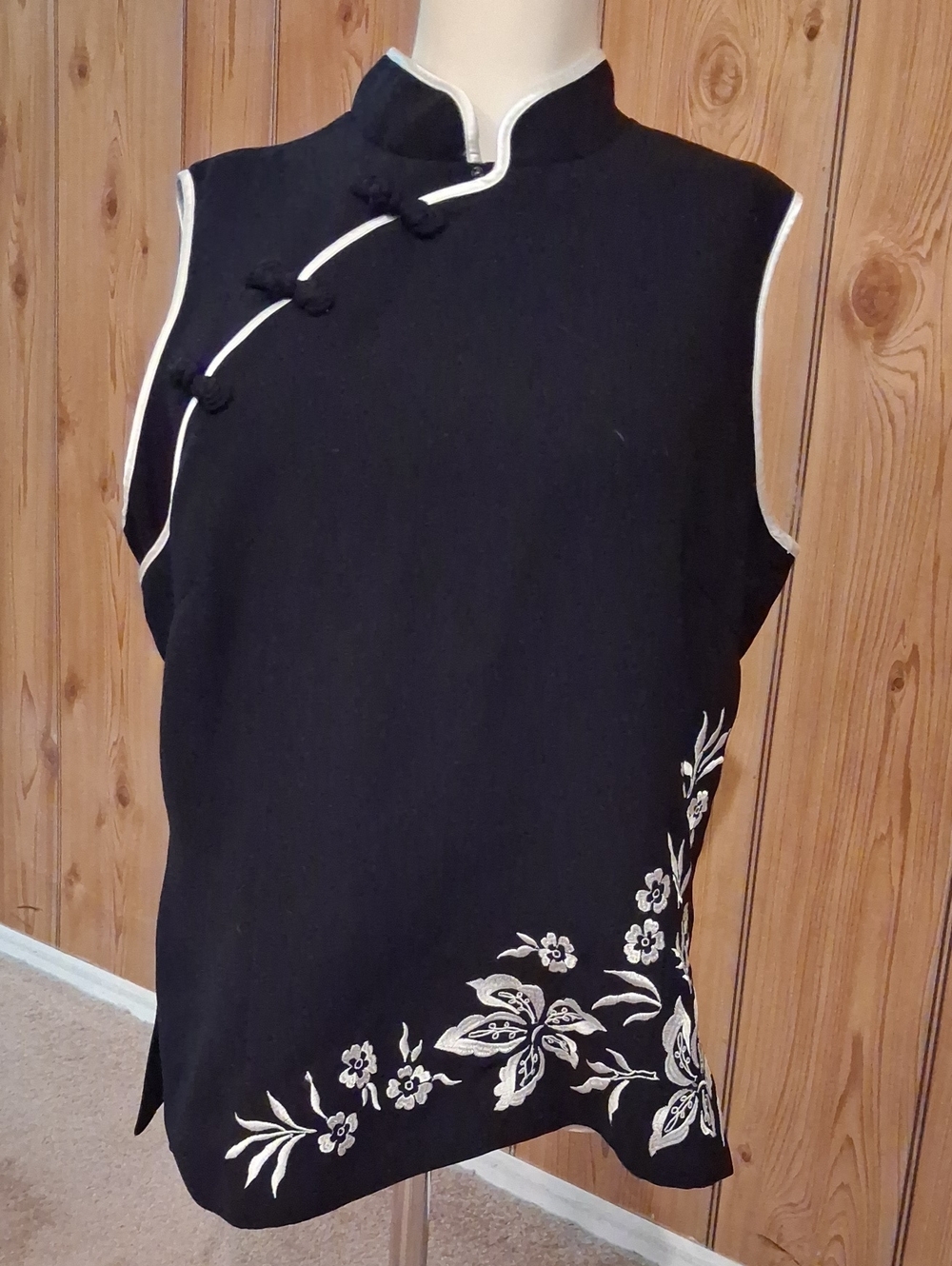 Black Sleeveless Mandarin Collar Tank with White Floral Embroidery Accents